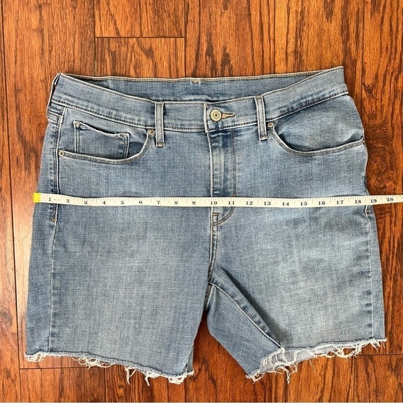 Levi Strauss & Co Distressed Cut Off Light Wash Denim Women's Jean Shorts Sz 12 - Picture 9 of 16